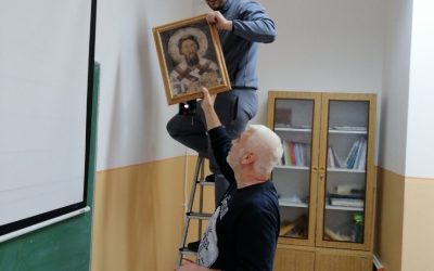 Постављање икона Светог Саве у просторијама школе