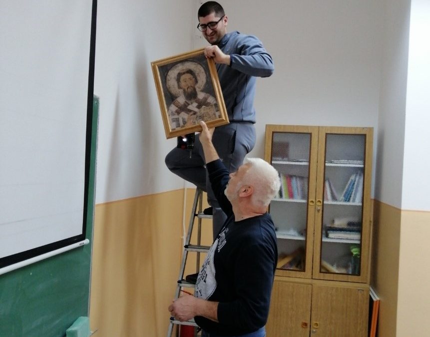 Постављање икона Светог Саве у просторијама школе